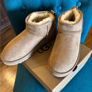 NWT brand new never worn UGG women’s classic ultra mini boots size 9US